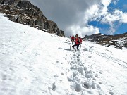 66 Ripida discesa su neve con attenzione